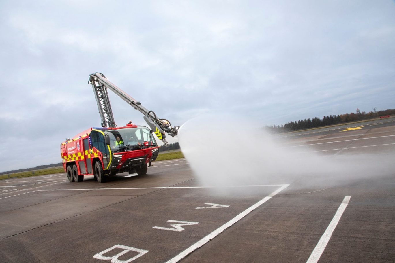 Fire fighting appliance spraying water